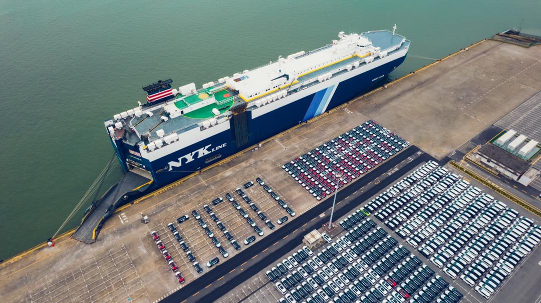 יצרנית הרכב BYD נלחמת במשבר שרשראות האספקה: הזמינה 6 אוניות ענק להובלת רכב