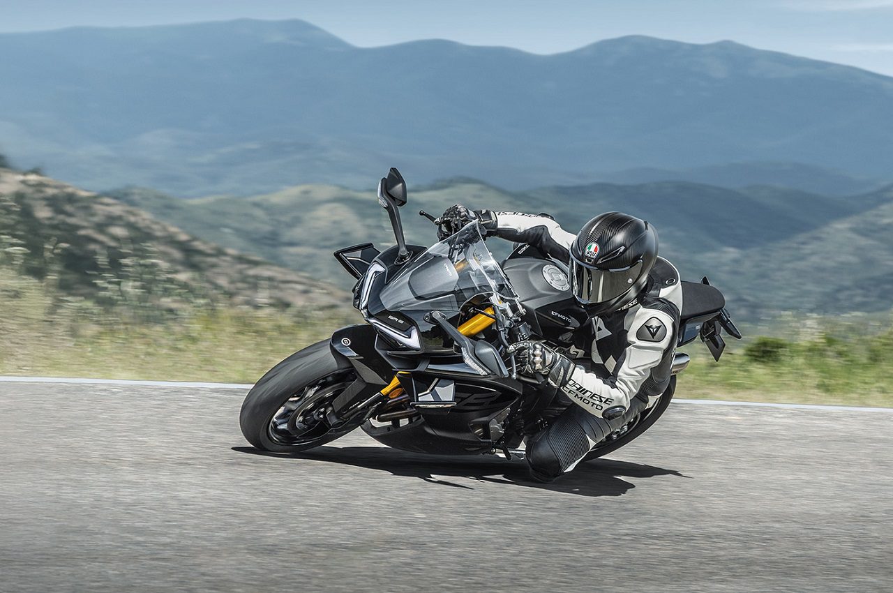 נכנסת לבריכה של הגדולים: CFMoto משיקה את האופנוע הסיני הראשון עם ארבעה צילינדרים