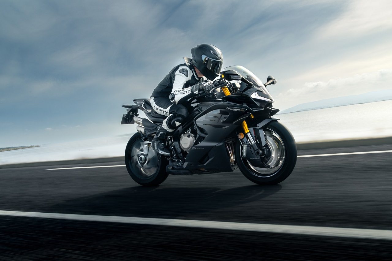 נכנסת לבריכה של הגדולים: CFMoto משיקה את האופנוע הסיני הראשון עם ארבעה צילינדרים