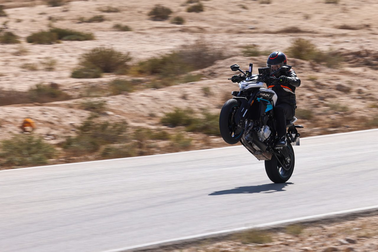 הקוויק-שיפטר מדויק ונשמע נהדר, השלדה ומיכל הדלק רחבים ונוחים בין הרגליים, ותנוחת הרכיבה מרווחת ומאפשרת חופש תנועה