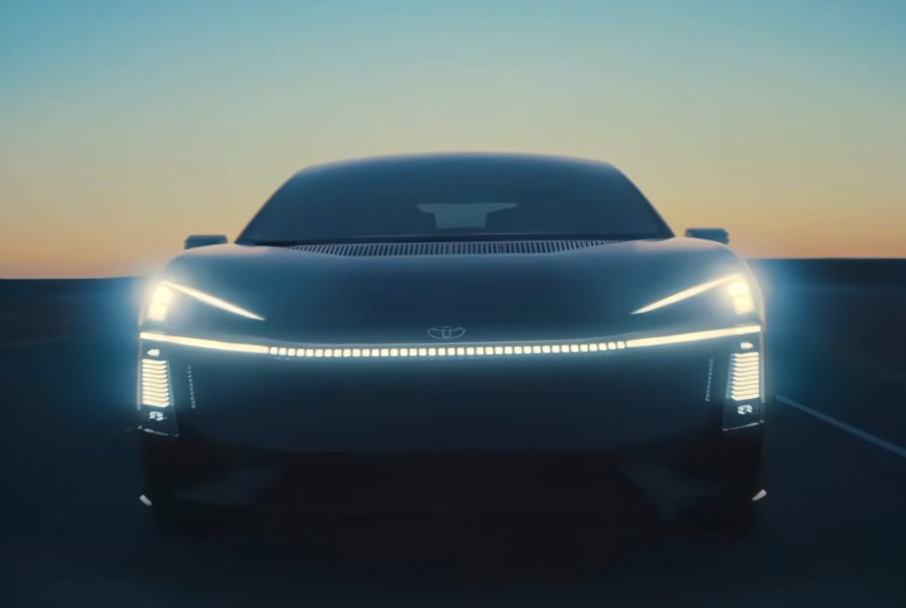 טויוטה מעולם אחר: תשכחו את כל מה שידעתם על קורולה ותתחילו לחשוב קצת טסלה